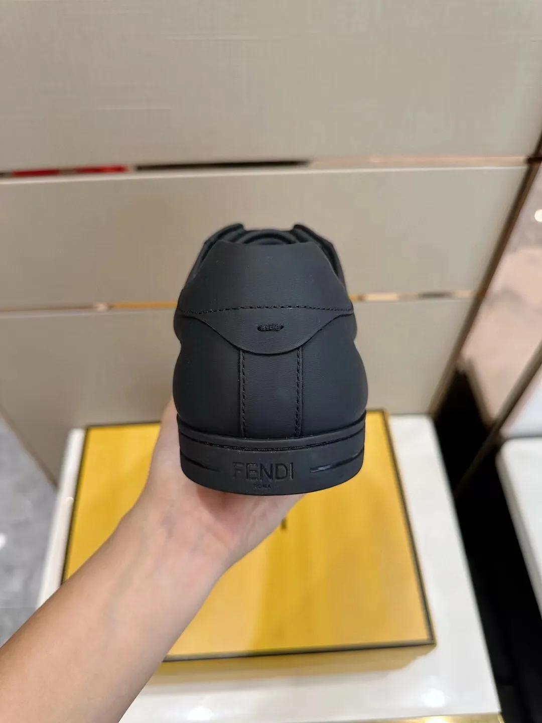 Factory price: 380💰 Fendi men's sports shoes - top version. In the corner, there is no limit to expression, highlighting the FF element cowhide to highlight personality, walking well! The brand letters are embossed with a cowhide label on the shoe mouth. Cowhide upper + cowhide stitching mesh lining + T men's men's shoes 💰U outsole Size: 38-44 (45 customized)
